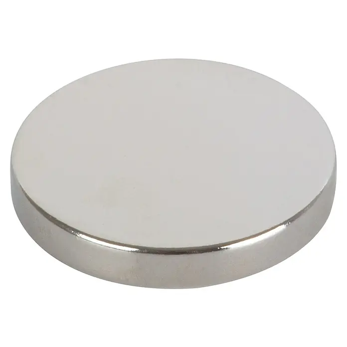 Suki Magnet Neodym - Rund, Durchmesser: 19 mm, 4 Stk., Traglast: 10 kg - Nahaufnahme eines runden, silberfarbenen Neodym-Magneten mit einer glatten, reflektierenden Oberfläche auf schwarzem Hintergrund.