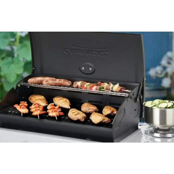 Campingaz Barbacoa de gas XPERT 200 LS Plus Rocky - Superficie de la parrilla (An x Pr): 54,5 x 34,5 cm, 8,2 kW, Número de quemadores: 2 - Una parrilla negra abierta con varios alimentos, incluyendo salchichas, brochetas de shish, trozos de pollo y gambas en brochetas.