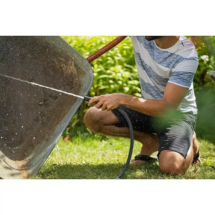 Gardena Gartenschlauch Liano Life Set - 30 m, Schlauchdurchmesser: 13 mm - Mann reinigt eine schmutzige Schubkarre mit einem Gartenschlauch und Sprühdüse.