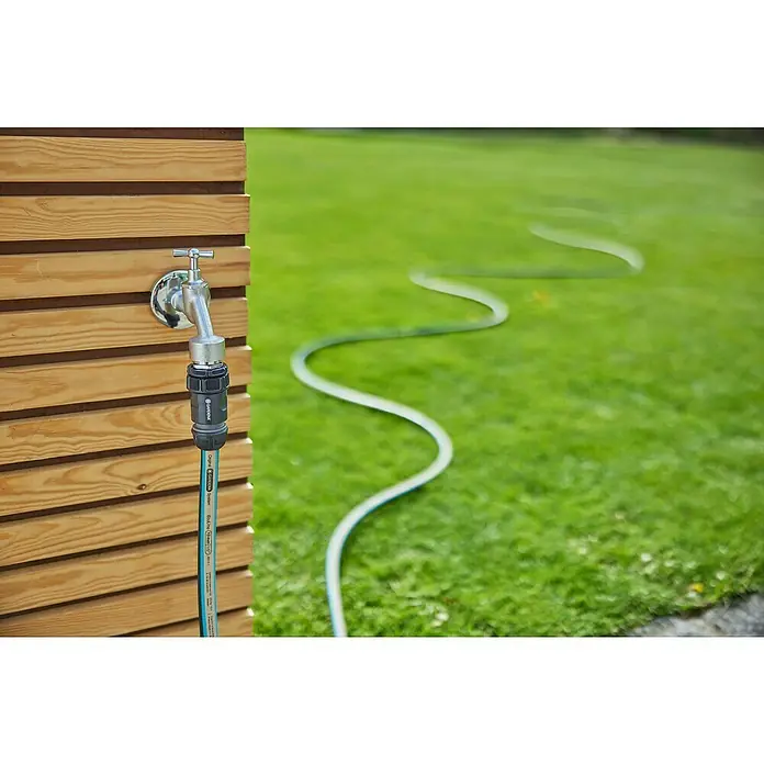 Gardena EcoLine Gartenschlauch - 20 m - Wasserhahn mit einem Gardena-Schlauch verbunden, der sich über den Rasen erstreckt.