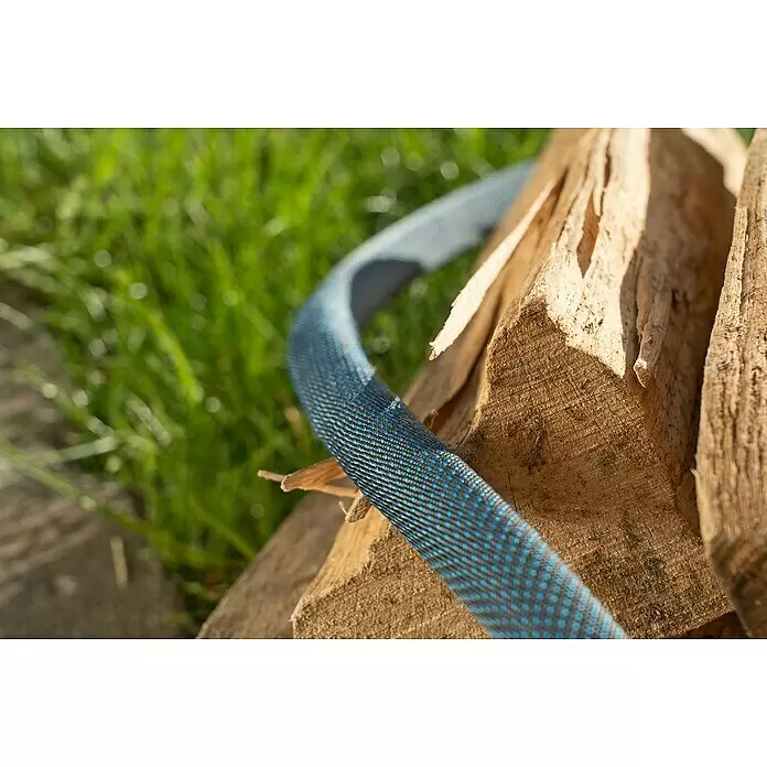 Gardena Gartenschlauch Liano Life Set - 30 m, Schlauchdurchmesser: 13 mm - Blauer und schwarzer textiler Gartenschlauch mit Punktmuster, auf gespaltenem Holz liegend.