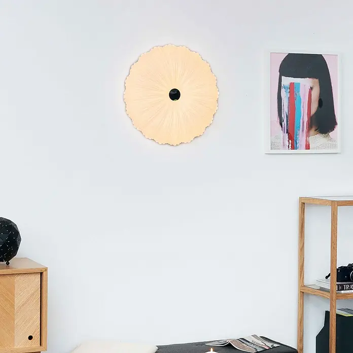 MegaLight LED-Deckenleuchte rund SHINING CORAL - 24 W, Ø x H: 49 x 9,5 cm, Weiß, Mehrfarbig - Elegante Wandleuchte in Blütenform mit zentralem, schwarzem Akzent. Ein dekoratives Element, das jedem Raum Wärme und Stil verleiht.