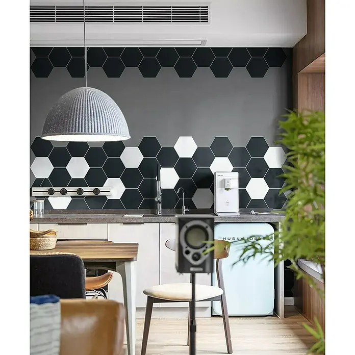 Selbstklebemosaik Hexagon Uni SAMT CHA4BL - 15,2 x 17,2 cm, Schwarz, Matt - Moderne Küche mit schwarz-weißen Sechseckfliesen und einem auffälligen, hellblauen Husky Ideas Kühlschrank als Blickfang.