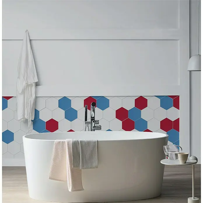 Selbstklebemosaik Hexagon Uni SAMT CHA5W - 15,2 x 17,2 cm, Weiß, Matt - Ein schickes Badezimmer mit einer freistehenden Badewanne und farbenfrohen sechseckigen Fliesen, die dem Raum eine lebendige Note verleihen.