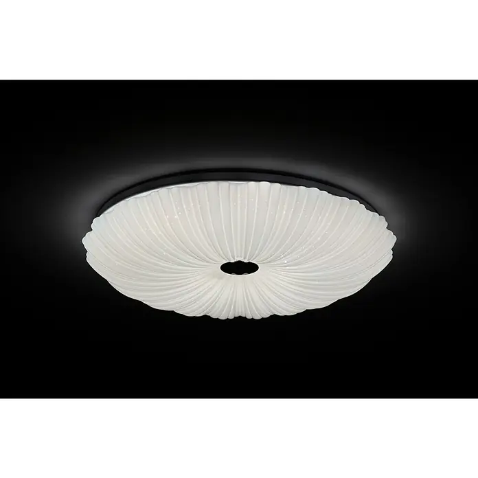 MegaLight LED-Deckenleuchte rund SHINING CORAL - 24 W, Ø x H: 49 x 9,5 cm, Weiß, Mehrfarbig - Nahaufnahme einer stilvollen, weißen LED-Deckenleuchte mit plissiertem Design vor einem dunklen Hintergrund, die eine elegante Beleuchtungslösung darstellt.