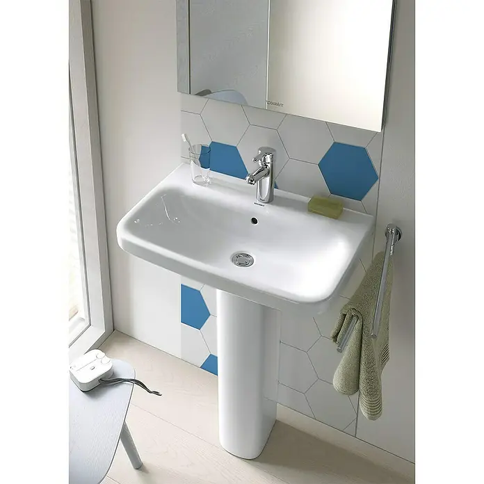 Selbstklebemosaik Hexagon Uni SAMT CHA3B - 15,2 x 17,2 cm, Blau, Matt - Dieses Bild zeigt ein Duravit-Waschbecken mit passender Säule in einem Badezimmer mit sechseckigen Fliesen und Spiegel.