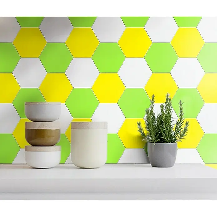 Selbstklebemosaik Hexagon Uni SAMT CHB5G - 15,2 x 17,2 cm, Grün, Matt - Sechseckige Fliesen in Weiß, Limettengrün und Gelb bilden eine lebendige Wand, ergänzt durch dekorative Schalen und einen Kräutertopf auf einem Regal.