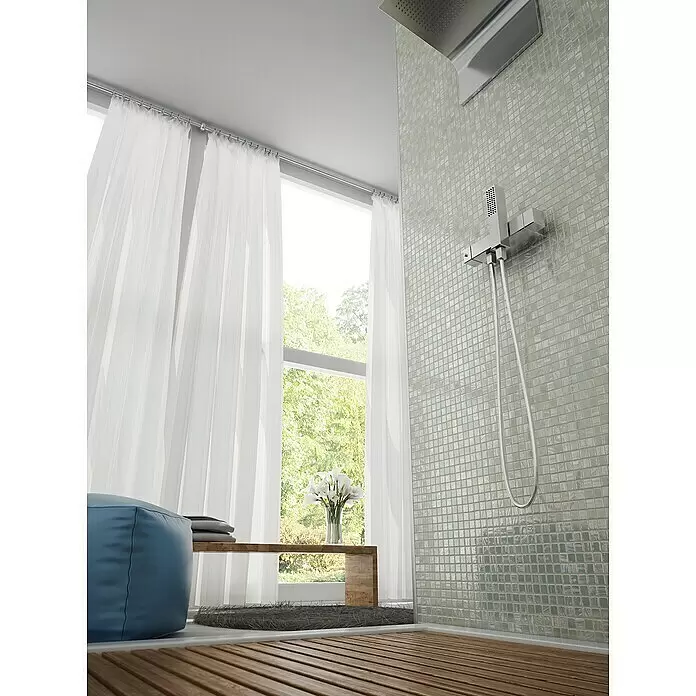 Mosaikfliese Quadrat Eco Mix JULIA 11 - 31,5 x 31,5 cm, Weiß, Glänzend - Begehbare Dusche mit irisierenden Mosaikfliesen, quadratischem Chrom-Duschkopf und Holzlattenrost in einem sonnigen Badezimmer.