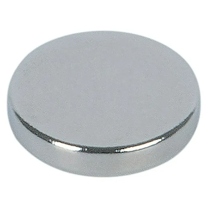 Suki Magnet Neodym - Rund, Durchmesser: 19 mm, 4 Stk., Traglast: 8 kg - Nahaufnahme eines runden, glänzenden, verchromten Badewannenstöpsels auf schwarzem Hintergrund. Der Stöpsel reflektiert das Licht und wirkt modern.