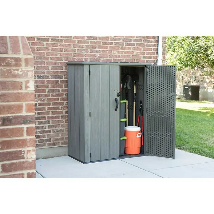 Lifetime Geräteschrank - Außenbreite inkl. Dachüberstand: 136 cm, Außentiefe inkl. Dachüberstand: 70 cm, Kunststoff, Dunkelgrau - Ein grauer Gartenschrank mit geöffneter Tür, gefüllt mit Gartengeräten und einem orangefarbenen Getränkekühler. Praktische Aufbewahrung für den Außenbereich.