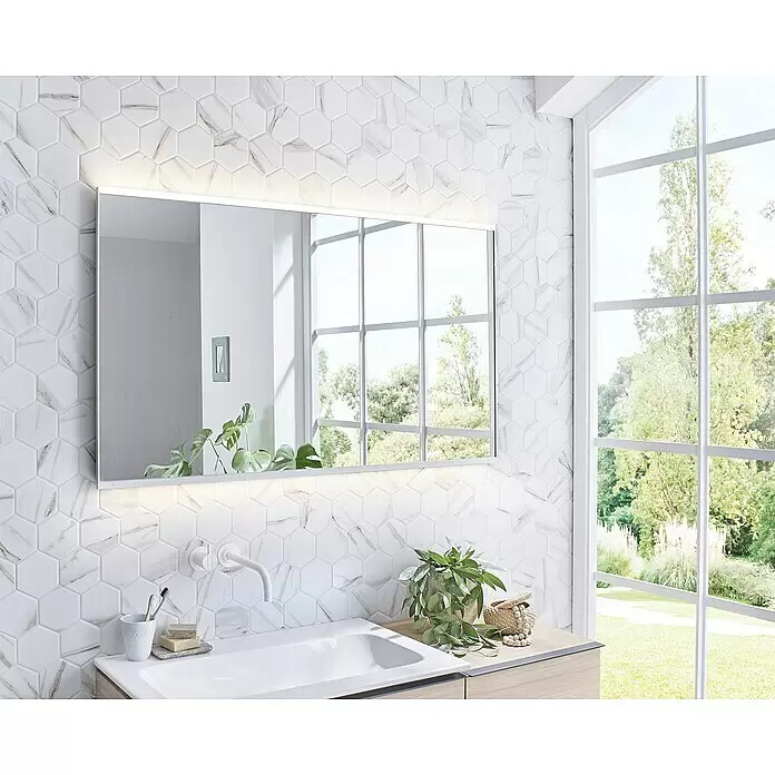Mosaikfliese Hexagon CIM HX9 CT - 25,6 x 29,55 cm, Beige/Braun/Weiß, Matt - Beleuchteter Spiegel und weiße sechseckige Fliesen in Marmoroptik in einem hellen, modernen Badezimmer mit Waschbecken und Holzwaschtisch.