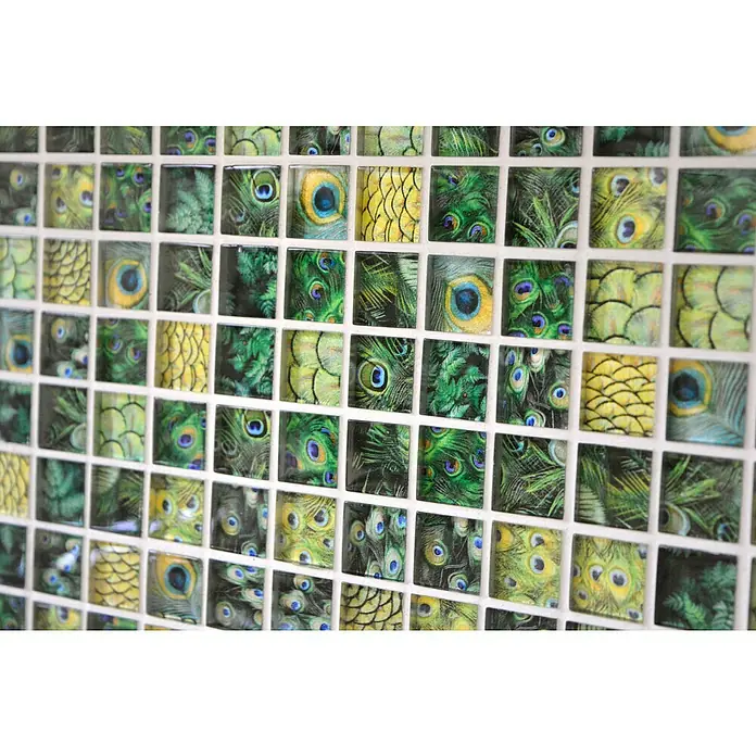 Mosaikfliese Quadrat Crystal Wildlife XCM WL84 - 29,8 x 29,8 cm, Grün, Glänzend - Nahaufnahme von Mosaikfliesen mit Pfauenfeder-Design, die ein künstlerisches und dekoratives Element für jeden Raum darstellen.