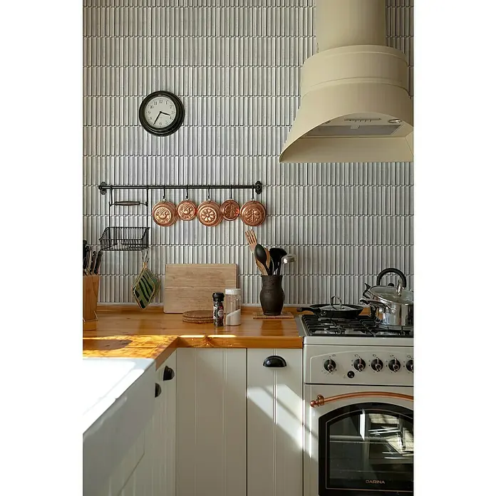 Mosaikfliese Stäbchen CG CS 66 - 29,6 x 29,9 cm, Weiß, Glänzend - Küchenansicht mit einem weißen Herd mit Kupferdetails, umgeben von einer Holztheke und passenden Schränken.