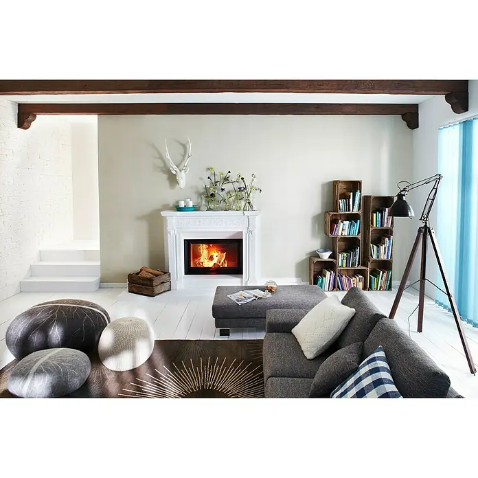 Knauf Putzgrund - 2 l, Weiß - Gemütliches Wohnzimmer mit modernem Kamin, grauer Couch und dekorativen Holzbalken, die eine warme und einladende Atmosphäre schaffen.