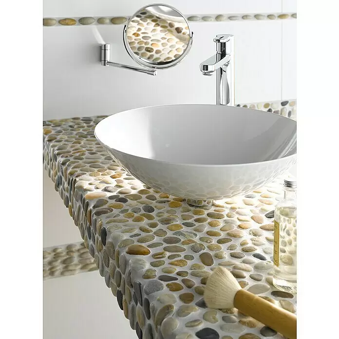 Mosaikfliese Kiesel XKF 004M - 31,5 x 31,5 cm, Grau/Beige, Matt - Moderne Badmöbel: weißes Aufsatzwaschbecken auf Kieselstein-Arbeitsplatte mit Chromarmatur und Spiegel.