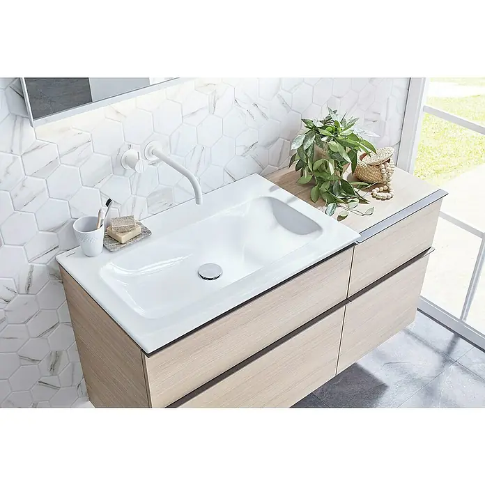 Mosaikfliese Hexagon CIM HX9 CT - 25,6 x 29,55 cm, Beige/Braun/Weiß, Matt - Ein modernes Badezimmerwaschbecken mit hellen Holzschränken und einer Armatur vor einer sechseckigen Marmorfliesenwand.