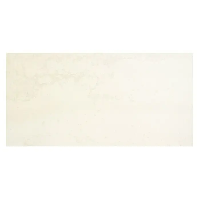 Azteca Feinsteinzeugfliese Cosmos Lux - L x B: 60 x 30 cm, Blanco - Nahaufnahme einer elfenbeinfarbenen Arbeitsplatte aus Quarzstein mit subtilen Marmormustern, ideal für elegante Küchendesigns.