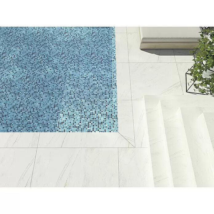 Mosaikfliese Quadrat Eco Olympic VP56255PUR - 31,6 x 31,6 cm, Mix Blau, Glänzend - Schwimmbad mit blauen Mosaikfliesen und heller Marmor-Effekt-Terrassenpflasterung mit Treppe.