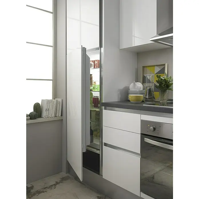 Marinelli Cucine Vormontierte Küchenzeile Giulia - Breite: 275 cm, Weiß, Mit Elektrogeräten, Dekor Arbeitsplatte: Marmoroptik, Spüle rechts - Kühlschrank mit geöffneter Tür in einer modernen Küche. Die Inneneinrichtung des Kühlschranks ist mit Lebensmitteln gefüllt.