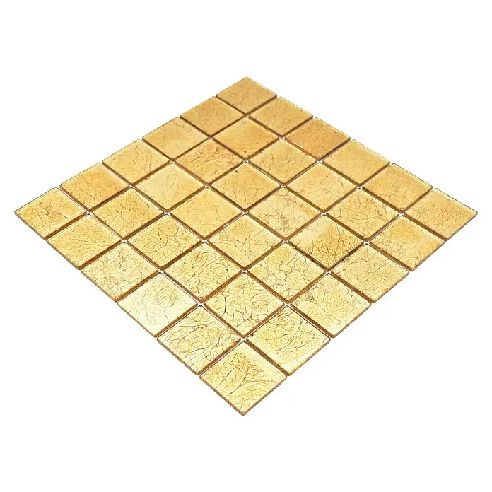 Mosaikfliese Quadrat Crystal Uni CM 4GO20 - 30 x 30 cm, Gold, Glänzend - Nahaufnahme eines goldenen Mosaikfliesenquadrats, das ein luxuriöses und strukturiertes Element für die Inneneinrichtung darstellt.