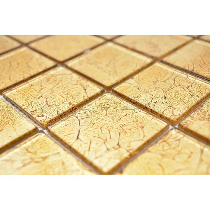 Mosaikfliese Quadrat Crystal Uni CM 4GO20 - 30 x 30 cm, Gold, Glänzend - Nahaufnahme von goldenen Mosaikfliesen mit einem einzigartigen Muster. Die Fliesen sind quadratisch und reflektieren Licht.