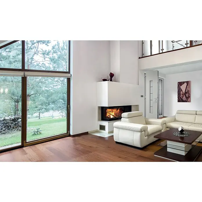 Portofino Haustür 704PF - 110 x 210 cm, DIN Anschlag: Links, Anthrazit Metallic/Verkehrsweiß matt - Innenaufnahme eines Wohnzimmers mit einem Kamin, einem großen Fenster und Ledermöbeln, das eine gemütliche und moderne Wohnatmosphäre bietet.
