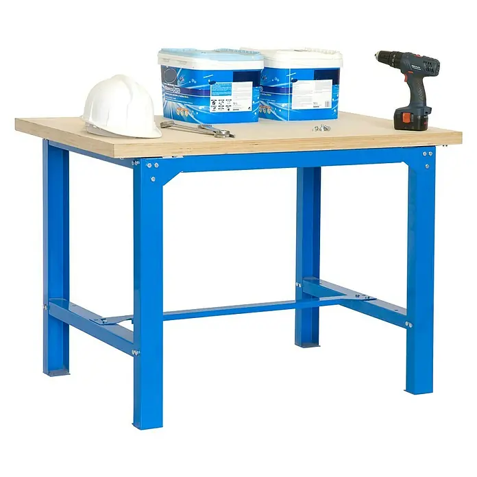 Simonrack Simonwork Werkbank BT6L MDF 1800 - L x B: 75 x 180 cm, Arbeitshöhe: 86,5 cm, Belastbarkeit: 600 kg, Blau/Holz - Werkbank mit blauen Beinen, einer Tischplatte aus hellem Holz und Zubehör wie ein Akkuschrauber.