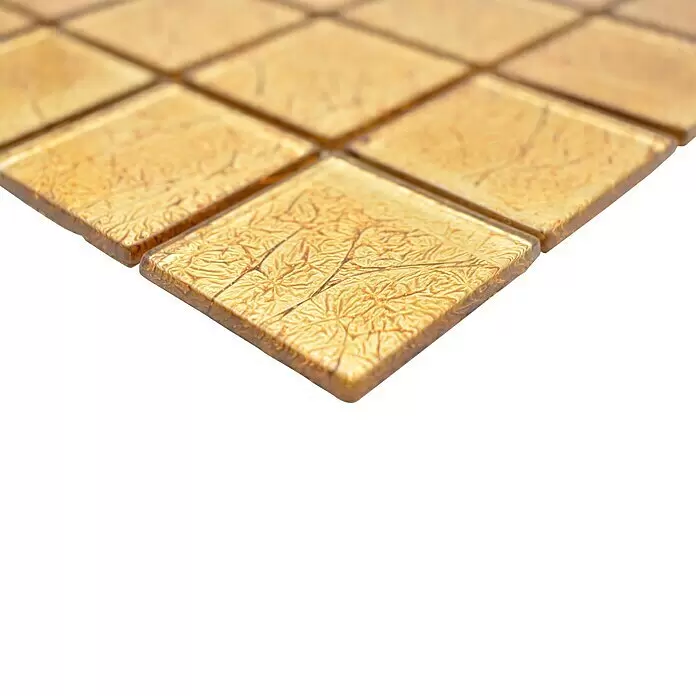 Mosaikfliese Quadrat Crystal Uni CM 4GO20 - 30 x 30 cm, Gold, Glänzend - Goldene Glasmosaikfliesen mit zerknitterter, texturierter Oberfläche, schräg gesehen.