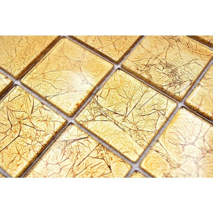 Mosaikfliese Quadrat Crystal Uni CM 4GO20 - 30 x 30 cm, Gold, Glänzend - Nahaufnahme von goldfarbenen Mosaikfliesen, die ein luxuriöses und strukturiertes Designelement für Innenräume bieten.