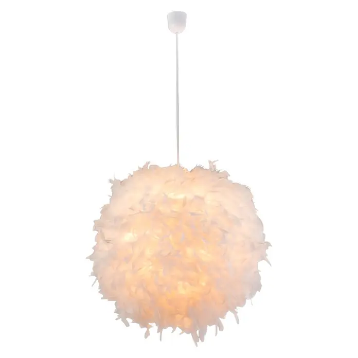 Globo Katunga Pendelleuchte - Durchmesser: 600 mm, Höhe: 1,3 m - Nahaufnahme einer weißen Federlampe, die von der Decke hängt und ein warmes, einladendes Licht verbreitet. Das einzigartige Design verleiht jedem Raum eine elegante Note.