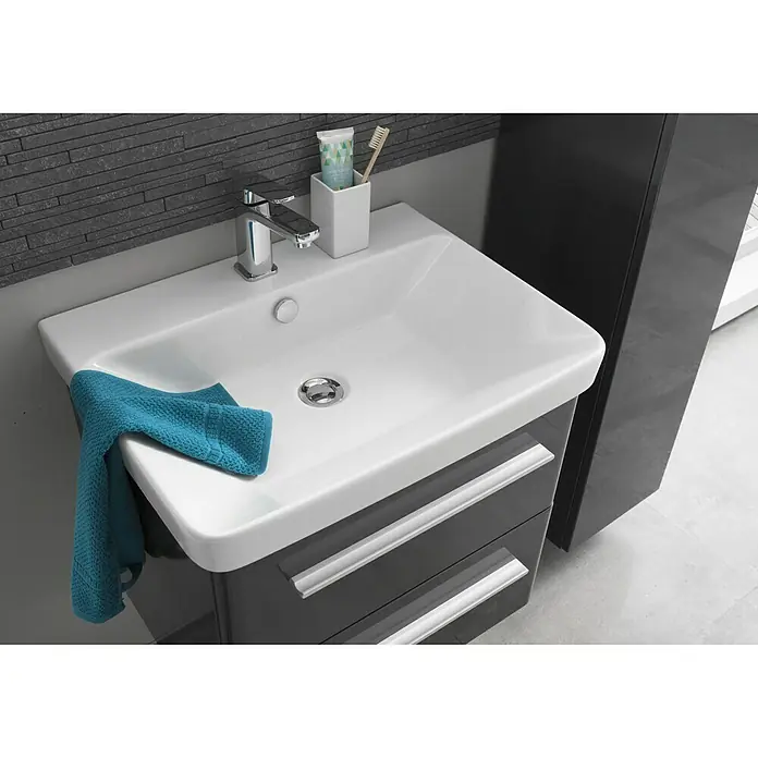 Lanzet Modern 3.0 Einbauwaschbecken - 60 x 46 cm, Weiß - Nahaufnahme eines modernen Waschbeckens mit grauem Unterschrank, Chromarmatur und türkisfarbenem Handtuch.