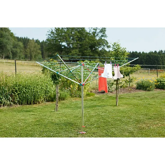 Blome Wäschespinne Alustar - Geeignet für Anzahl Waschmaschinenfüllungen: 4 Stk., Länge Wäscheleine: 50 m, Durchmesser offen: 2,64 m - Wäschespinne im Garten mit aufgehängter Wäsche, perfekt für sonnige Tage. Ein praktischer Helfer für die Wäschepflege im Freien.