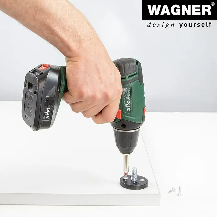 Wagner System Anschraubplatte - Gesamtumfang: 24 -tlg., Durchmesser: 50 mm, Kunststoff - Nahaufnahme eines Akku-Bohrschraubers beim Anbringen eines Möbelbeschlags auf einer weißen Oberfläche.