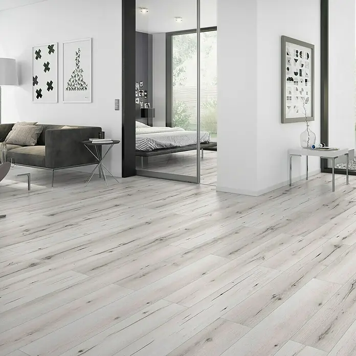 Classen Vinylbodenmuster GreenVinyl Schnee-Eiche - 300 x 173 x 3,8 mm, Landhausdiele - Helle Holzböden im Wohnzimmer mit Sofa und Tisch. Ein moderner, einladender Raum.