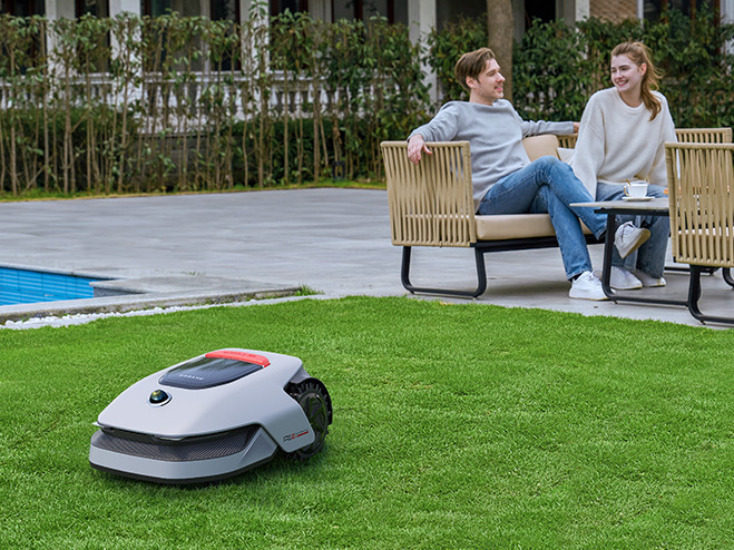 Mähroboter im Garten