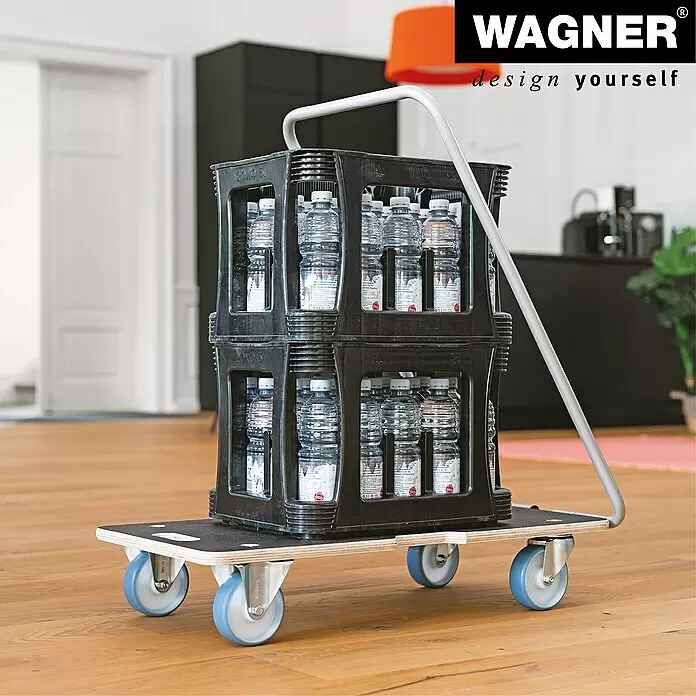 Wagner System Transportroller MM1345 - L x B x H: 740 x 365 x 110 mm, Traglast: 300 kg, Holz - Transportroller aus Holz mit blau-weißen Rollen und silbernem Griff, der zwei gestapelte schwarze Wasserkisten auf Holzboden bewegt.