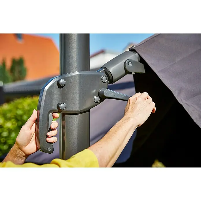 Sunfun Ampelschirm Capri - Anthrazit, Bespannungsmaß (L x B): 300 x 350 cm - Nahaufnahme eines Sonnenschirms mit Handkurbel. Perfekt für den Garten oder die Terrasse, spendet Schatten an heißen Tagen.