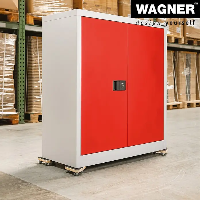 Wagner System Transportroller MM1314 - L x B x H: 140 x 140 x 43 mm, Traglast: 100 kg, Holz, Braun - Ein großer, grauer und roter Metallschrank von Wagner steht auf Rollen. Praktisch und robust für Lager und Werkstatt.