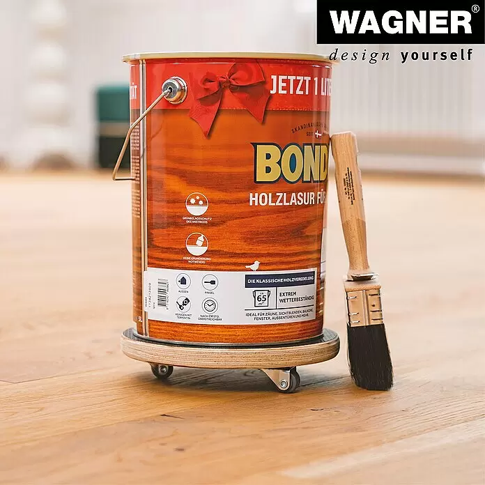 Wagner System Transportroller MM1315 - L x B x H: 200 x 200 x 43 mm, Traglast: 100 kg, Holz - Rote Dose "BOND" Holzlasur mit Pinsel auf einem Rollbrett.