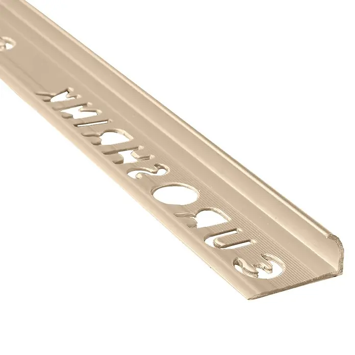Perfil para baldosas PVC 171 - Crema, 2,5 m x 12 mm - Primer plano de un perfil de metal para azulejos con recortes y letras sobre un fondo negro.