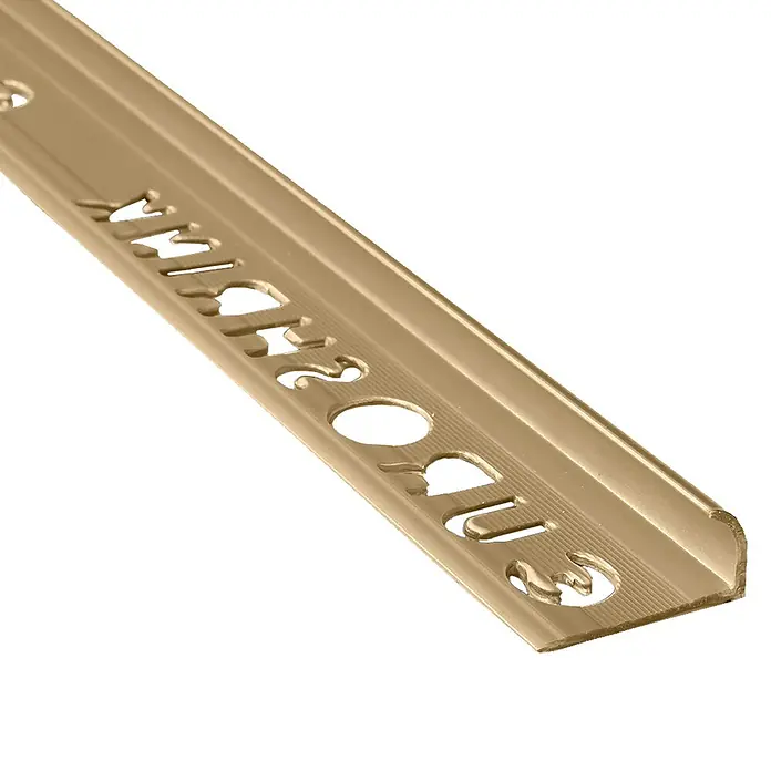 Perfil para baldosas PVC 171 - Beige, 2,5 m x 8,5 mm - Primer plano de una tira de transición de metal dorada con recortes y una superficie acanalada.
