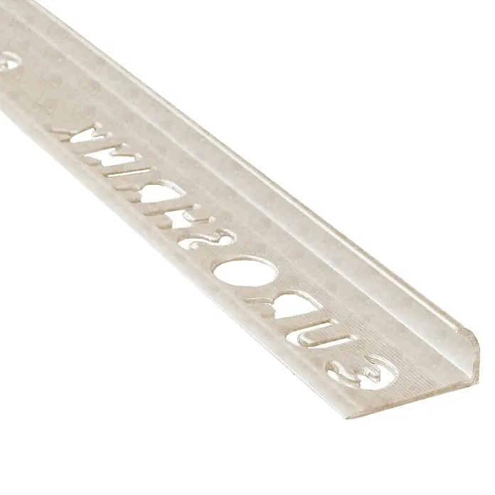 Perfil para baldosas PVC 171 - Mármol, 2,5 m x 8,5 mm - Primer plano de un perfil de azulejo color marfil con recortes sobre un fondo negro.