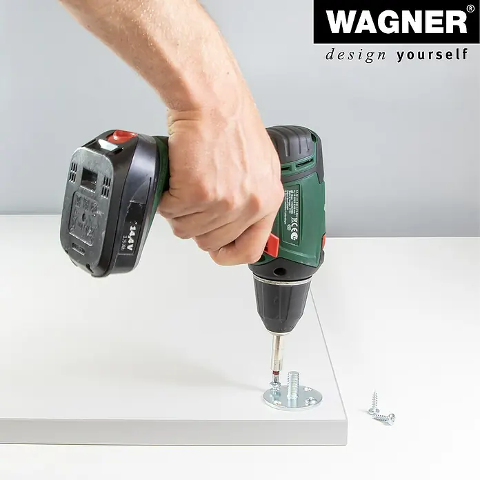 Wagner System Anschraubplatte - Durchmesser: 50 mm, Stahl - Der Wagner Akkuschrauber wird verwendet, um eine Montageplatte an einem weißen Möbelstück zu befestigen. Perfekt für Heimwerkerprojekte mit Wagner Werkzeugen.