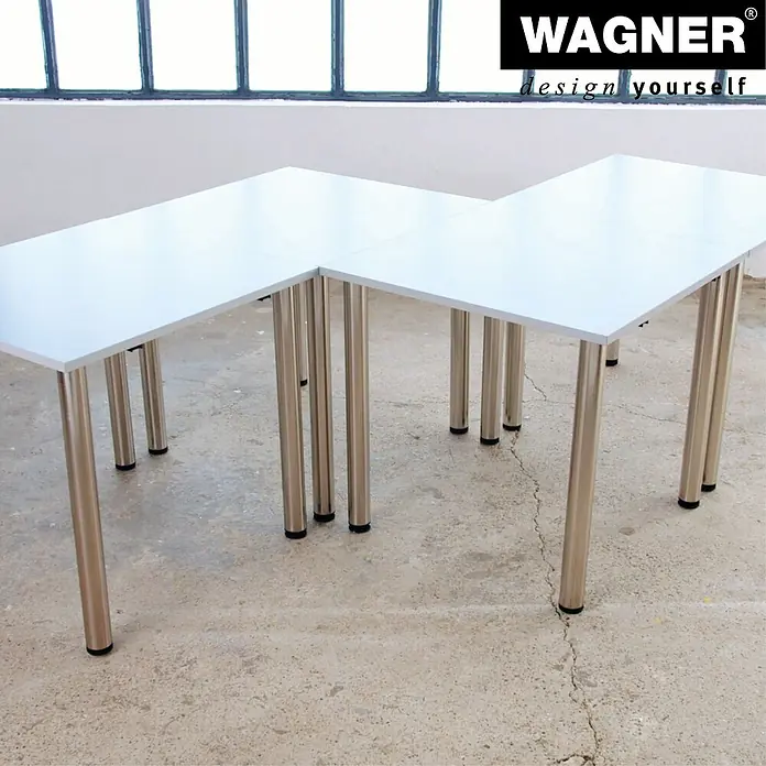 Wagner System Adapterplatte - L x B x H: 30 x 69 x 10 mm, Kunststoff, 2 Stk., Schwarz - Der L-förmige Wagner-Tisch mit weißer Tischplatte und silberfarbenen Beinen bietet eine moderne Arbeitsfläche. Perfekt für Büro oder Homeoffice.