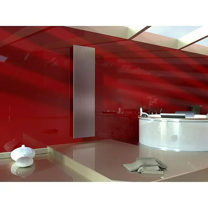 Szagato Designheizkörper Manhattan 3 - B x H: 470 x 1.800 mm, Edelstahl matt, Ohne Handtuchhalter - Elegantes Badezimmer-Interieur mit Fokus auf einer modernen Heizung. Das Design zeichnet sich durch rote Akzente und eine minimalistische Ästhetik aus.