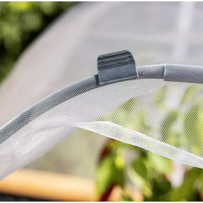 Windhager Folientunnel Komplettset - Passend für: Hochbeete, Einsatzbereich: Garten - Nahaufnahme eines Clips, der ein weißes Gartennetz an einem dunklen Rahmen befestigt. Schützt Pflanzen effektiv.