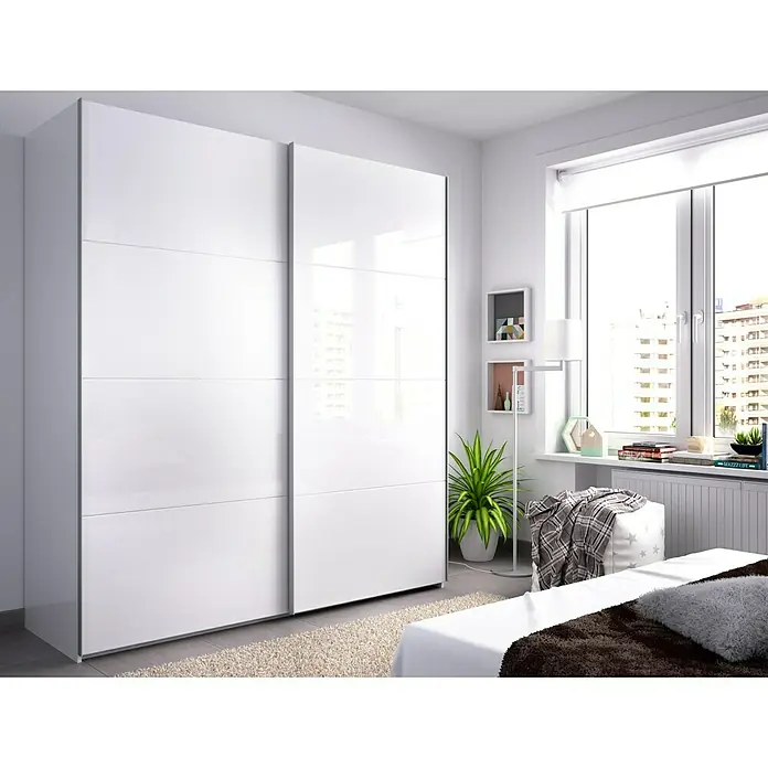 Dekit Armario de puertas correderas Slide - L x An x Al: 65 x 180 x 204 cm, Blanco Brillo - Elegante dormitorio con un gran armario blanco de puertas correderas. El armario ofrece un amplio espacio de almacenamiento y complementa el diseño moderno.