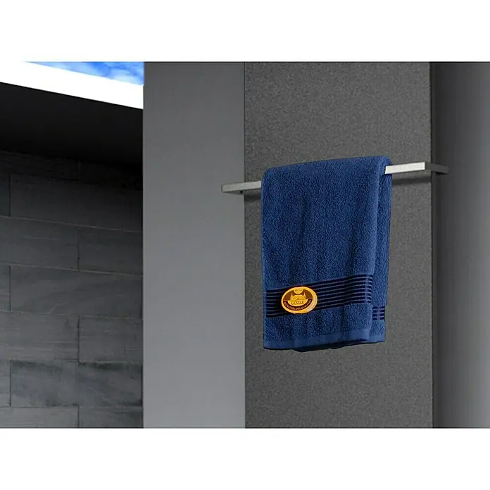 Szagato Designheizkörper Manhattan 3 - B x H: 470 x 1.800 mm, Moonstone-Grau, Mit 1 Handtuchhalter (15 mm) - Ein blaues Handtuch hängt ordentlich an einer Halterung, mit einem dezenten, goldenen Logo versehen, das Qualität verspricht.