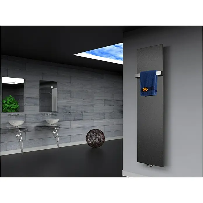 Szagato Designheizkörper Manhattan 3 - B x H: 470 x 1.800 mm, Moonstone-Grau, Mit 1 Handtuchhalter (50 mm) - Modernes Badezimmer mit grauem Heizkörper und blauem Handtuch. Der Heizkörper ist ein funktionales und dekoratives Element.