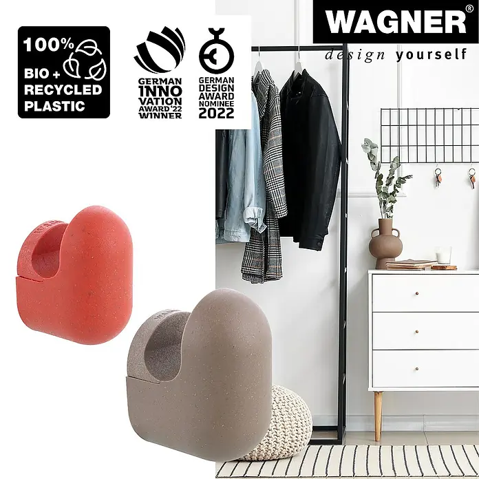Wagner System Garderobenhaken-Set PILL - L x B x H: 57 x 47 x 76 mm, Taupe/Koralrot, 4 Stk. - Ein Foto von zwei farbigen Türstoppern, hergestellt aus 100% Bio- und recyceltem Kunststoff, mit Auszeichnungen für Design und Innovation.